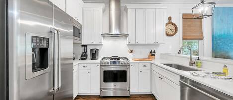 House, Multiple Beds (Salty Dog) | Private kitchen