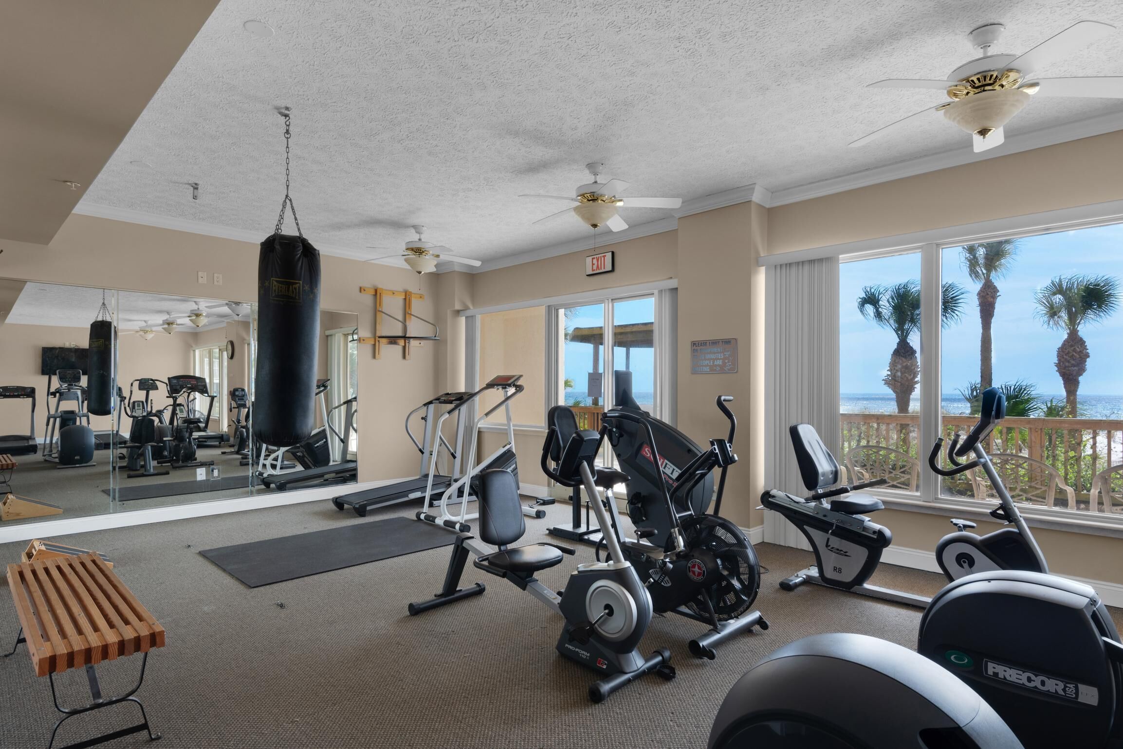 Ein Fitnessstudio mit Laufbändern, Kraftgeräten und einem Boxsack.