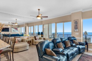 콘도, 침대(여러 개) (Hidden Dunes 1803) | 거실 공간 | TV