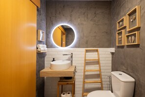 Dusj, hårføner og håndklær