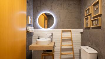 Douche, sĂšche-cheveux, serviettes fournies