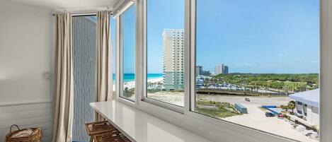 スタジオ クイーンベッド 1 台 (Top of the Gulf 808- Gulf Coast Getaw) | 内装