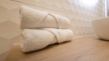 Een douche, een haardroger, handdoeken