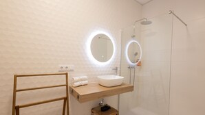 Dusj, hårføner og håndklær