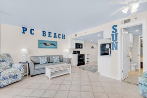 Condo, 1 cama King e sofá-cama (Sunbird 709W Beach Life) | Área de estar | TV