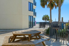 Condo, 1 cama King e sofá-cama (Sunbird 709W Beach Life) | Opções para refeição ao ar livre