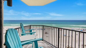 Un balcone con vista sulla spiaggia e sull'oceano.
