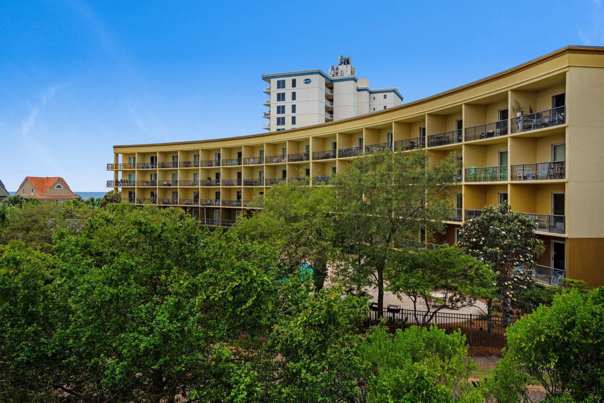 Ein mehrstöckiges Hotel mit Balkonen und einem Innenhof.
