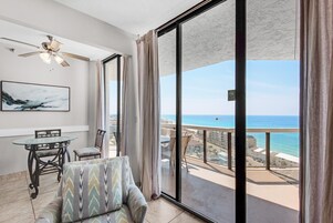 Huoneisto, useita sänkyjä (Surfside Resort #1509) | Oleskelualue | Televisio