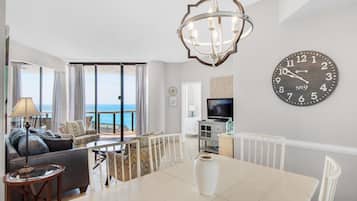 Condo, Berbilang Katil (Surfside Resort #1509) | Ruang tamu | TV