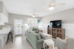 Living area - Golden Shores (Panama City Beach)