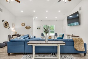 獨棟房屋, 多張床 (Rustic Oasis) | 起居區 | 電視