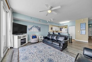 Condo, 1 cama King size y sofá cama (Shores of Panama 1802) | Área de sala de estar | Televisión 
