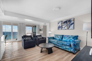 Leilighet, flere senger (Shoreline Towers 2086) | Oppholdsområde | TV