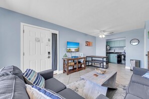 公寓客房, 多張床 (Endless Summer A21) | 起居區 | 電視