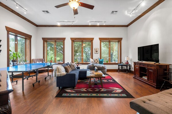 Smart TV, ping pong, books, computer monitors