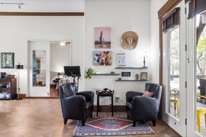 Lobby - Cozy Guest House on Fitzhugh Rd in the Hill Country, 14 miles to downtown Austin (Austin)