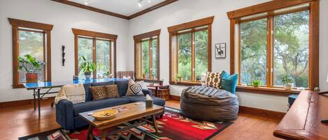 Una Smart TV, una mesa de tenis de mesa, libros