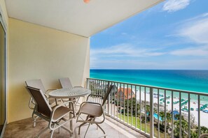 Kondominium, 1 Tempat Tidur King dengan tempat tidur Sofa (Leeward Key 904) | Tempat makan outdoor