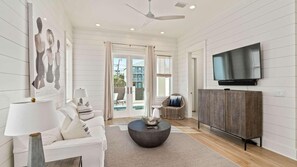 Casa, varias camas (30A Beach Therapy) | Área de sala de estar | Televisión