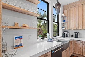 House, Multiple Beds (Paradise Pete's) | Private kitchen | Oven, toaster