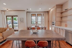 House, Multiple Beds (Paradise Pete's) | Dining