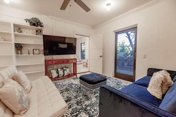 House, Multiple Beds (Paradise Pete's) | Living area | TV