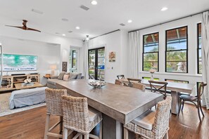 House, Multiple Beds (Paradise Pete's) | Dining