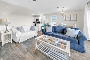 Condo, várias camas (Beachside Villas 933) | Área de estar | TV