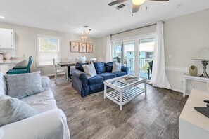 公寓客房, 多張床 (Beachside Villas 933) | 起居區 | 電視