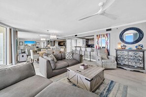 Condo, varias camas (Long Beach Resort 1-904) | Área de sala de estar | Televisión 