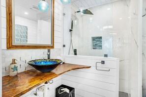 Condo, 1 cama King size y sofá cama (Summer Breeze 203) | Baño | Toallas, jabón, papel de baño