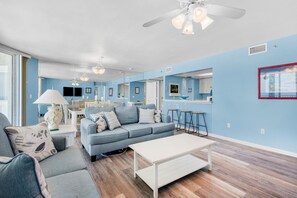 Διαμέρισμα (Condo), Περισσότερα από 1 Κρεβάτια (Long Beach Resort 3-404) | Περιοχή καθιστικού | Τηλεοράσεις