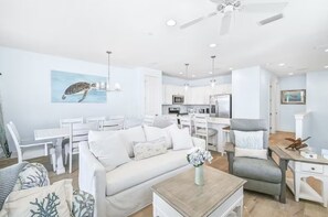 Stadtwohnung, Mehrere Betten (The Sea Turtle House) | Wohnbereich | Fernseher