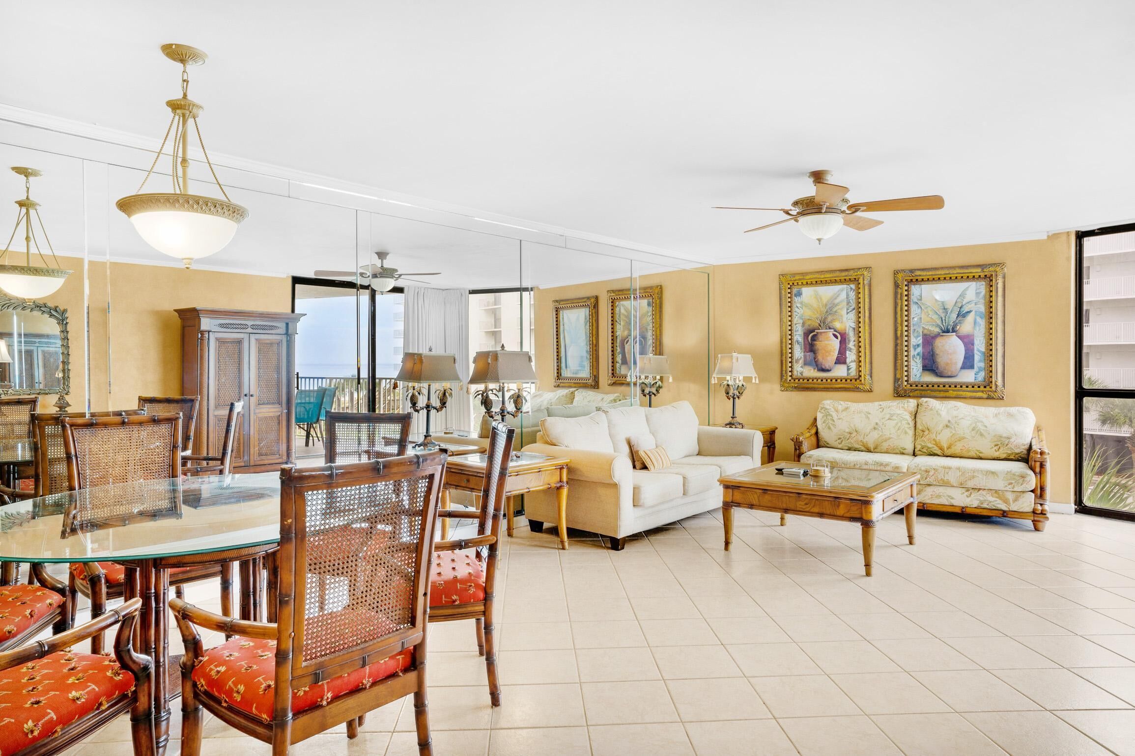 Condo, 1 cama Queen size y sofá cama (Mainsail 227) | Área de sala de estar | Televisión 