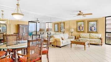 Condo, 1 cama Queen size y sofá cama (Mainsail 227) | Área de sala de estar | Televisión