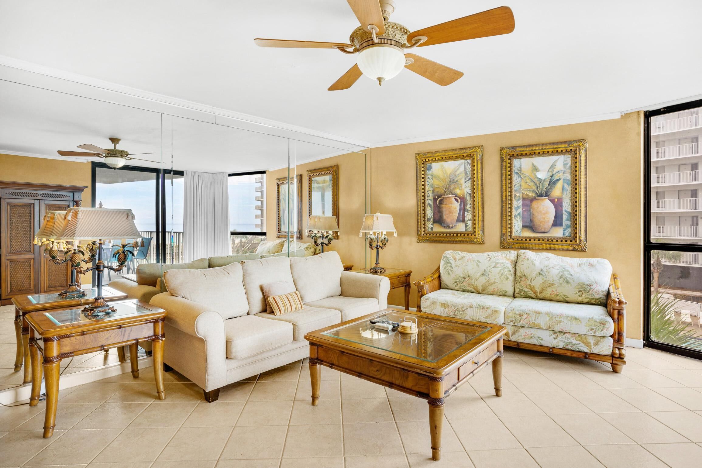 Condo, 1 cama Queen size y sofá cama (Mainsail 227) | Área de sala de estar | Televisión 