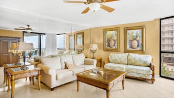 Condo, 1 cama Queen size y sofá cama (Mainsail 227) | Área de sala de estar | Televisión