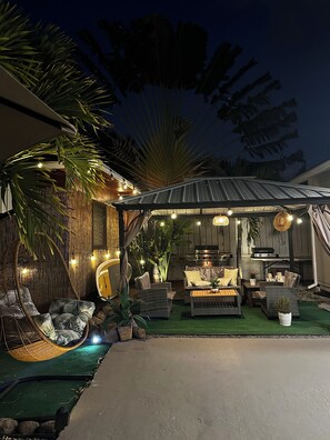 Terrace/patio - Beach House,2 minutes walking to the beach and Restaurant The Beach House by 604 (Waianae)