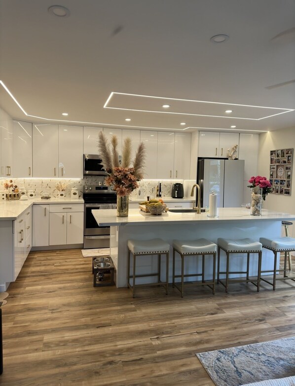 Fridge, microwave, oven, stovetop
