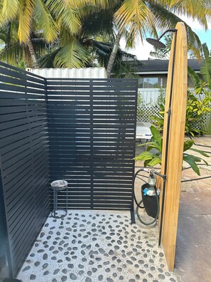 Property grounds - Beach House,2 minutes walking to the beach and Restaurant The Beach House by 604 (Waianae)