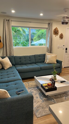Smart TV - Beach House,2 minutes walking to the beach and Restaurant The Beach House by 604 (Waianae)