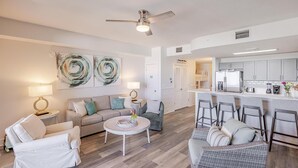Condo, 1 giường cỡ king và sofa giường (Calypso 3-903 - Emerald Getaway) | Khu phòng khách