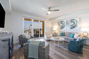 Apartamento, 1 cama de matrimonio grande con sofá cama (Calypso 3-903 - Emerald Getaway) | Zona de estar | Una televisión