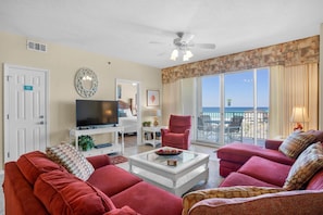 公寓客房, 多張床 (Leeward Key 701) | 客廳 | 電視