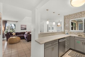 Condo, varias camas (Seascape 51A - Beach Baby) | Interior