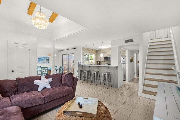 Condo, nhiều giường (Seascape 51A - Beach Baby) | Khu phòng khách | TV