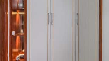 1 bedroom, in-room safe, desk, laptop workspace