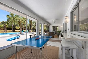 Casa, várias camas (Beach Therapy) | Opções para refeição ao ar livre