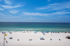 Condo, 1 cama Queen size y sofá cama (Sunbird 604W) | Playa | En la playa 